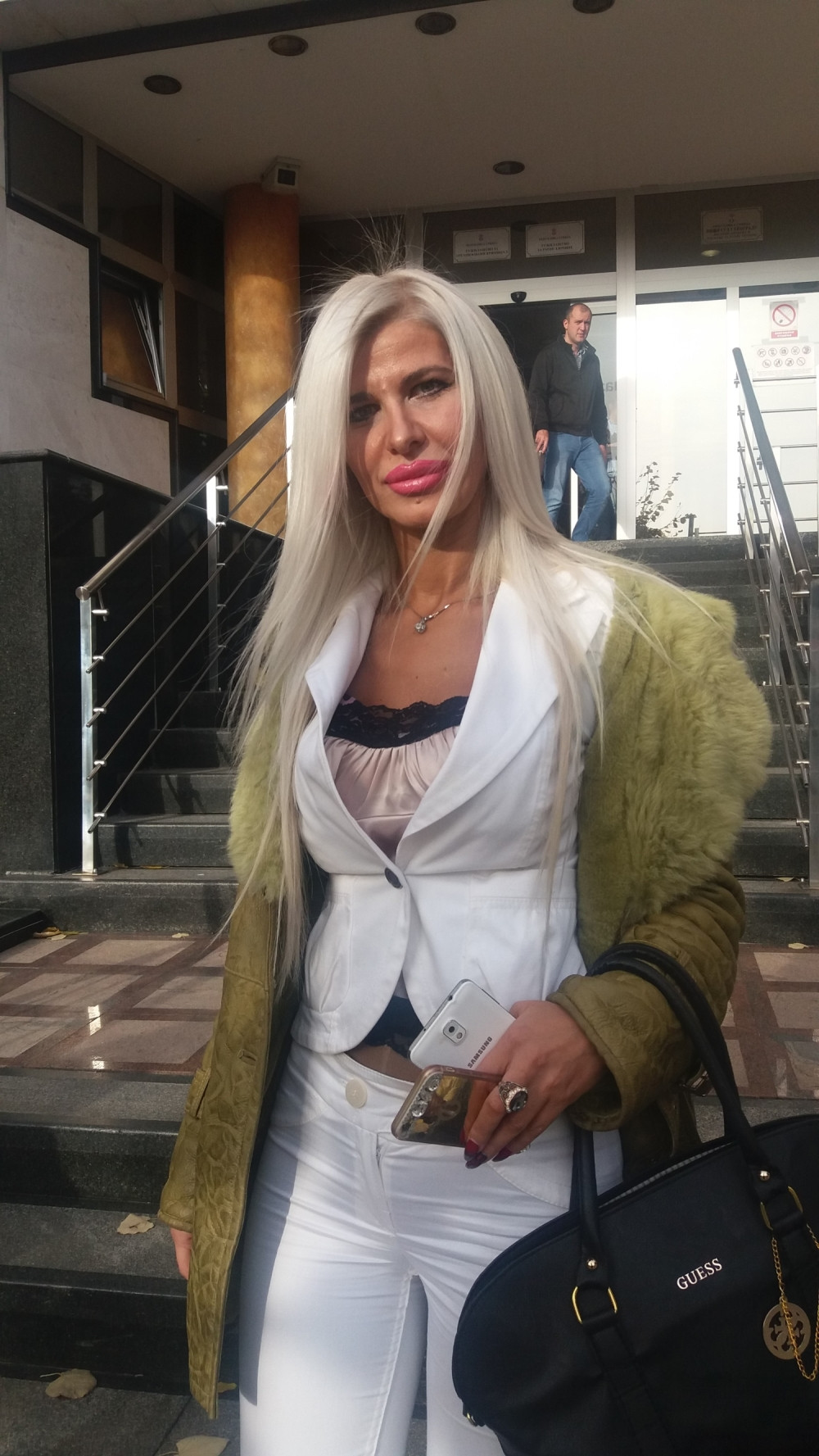 Plavuša Zvezdanu prenosila poruke od žene! (FOTO)