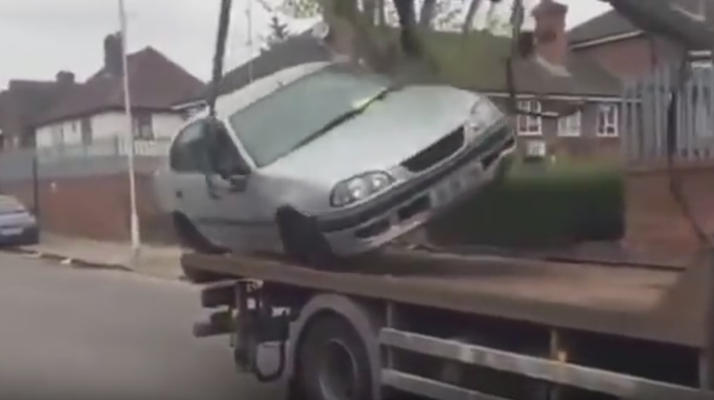 Ludak pokušao kolima da pobegne s "pauka"! (VIDEO)