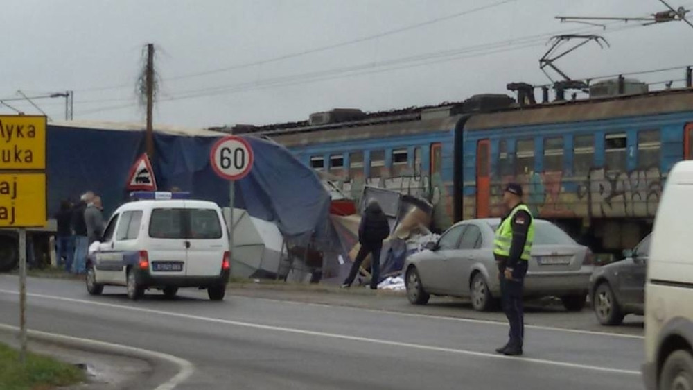 Voz smrvio šleper, niko povređen! (FOTO)