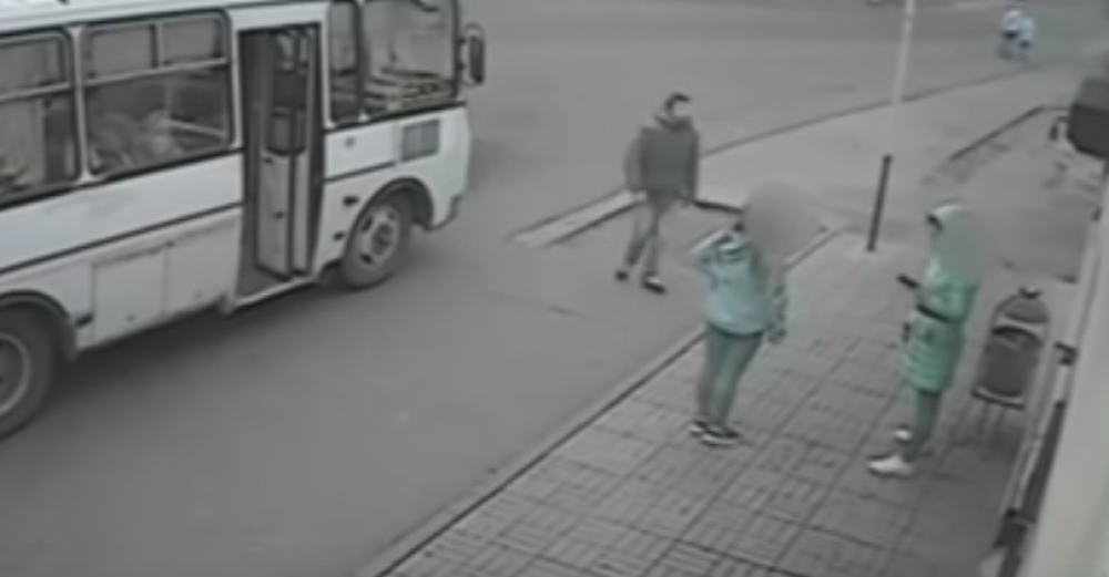 Nokautirao devojku, a onda ga je pogodio grom! (VIDEO)