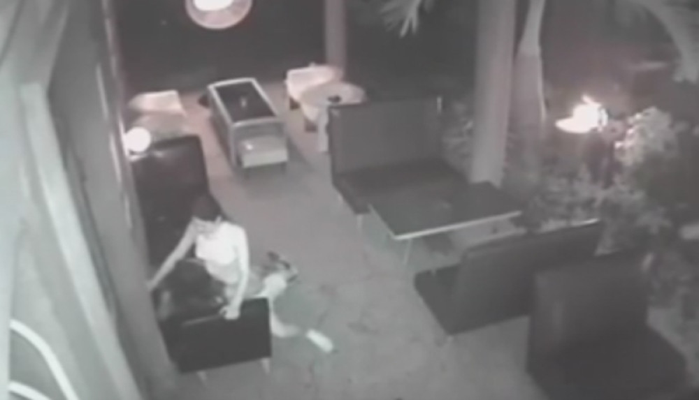 Konobarica se seksa sa gostom usred kafića (VIDEO 18+)