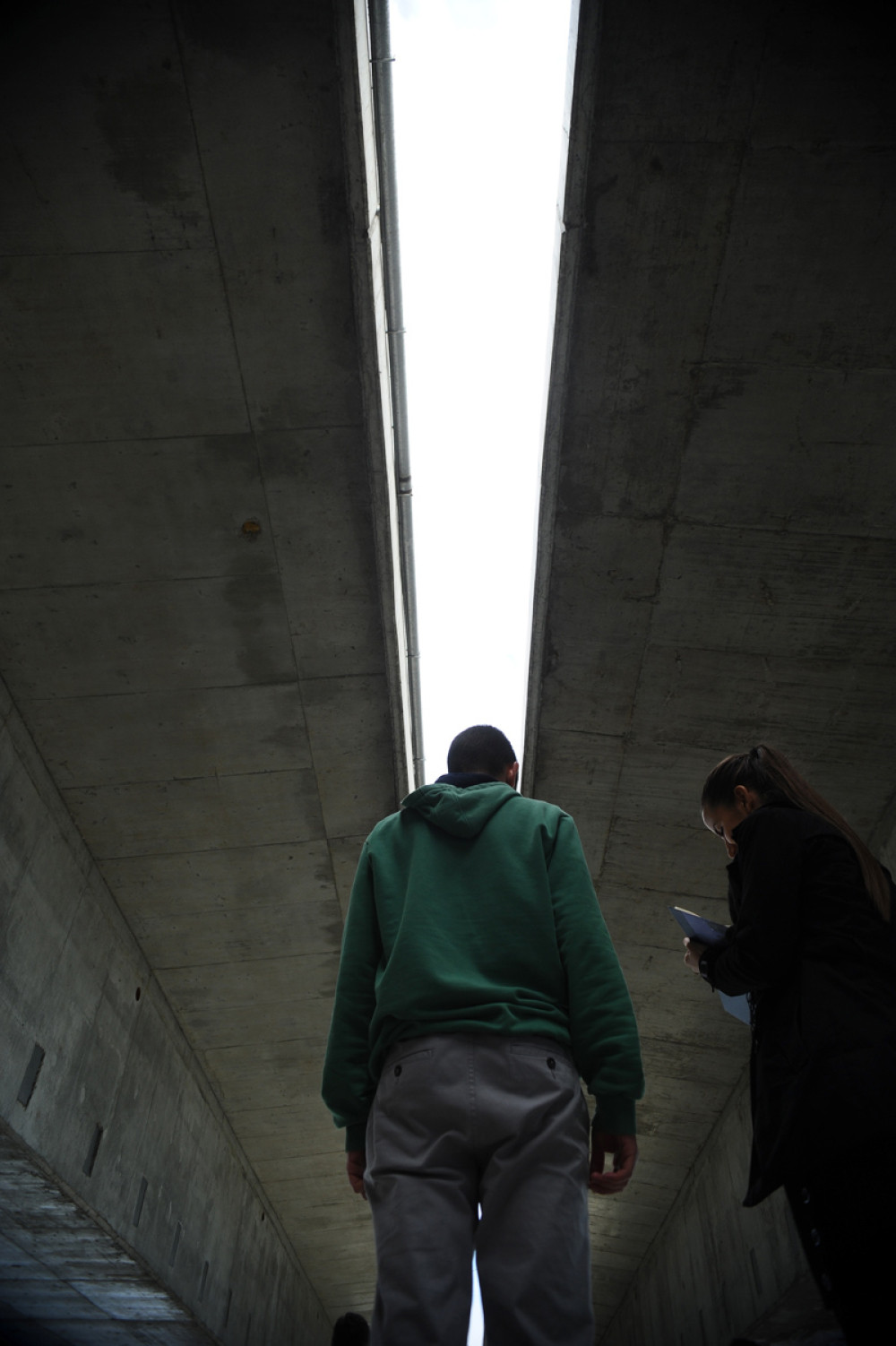 Dečak vežbao na mostu pa pao naočigled drugova!