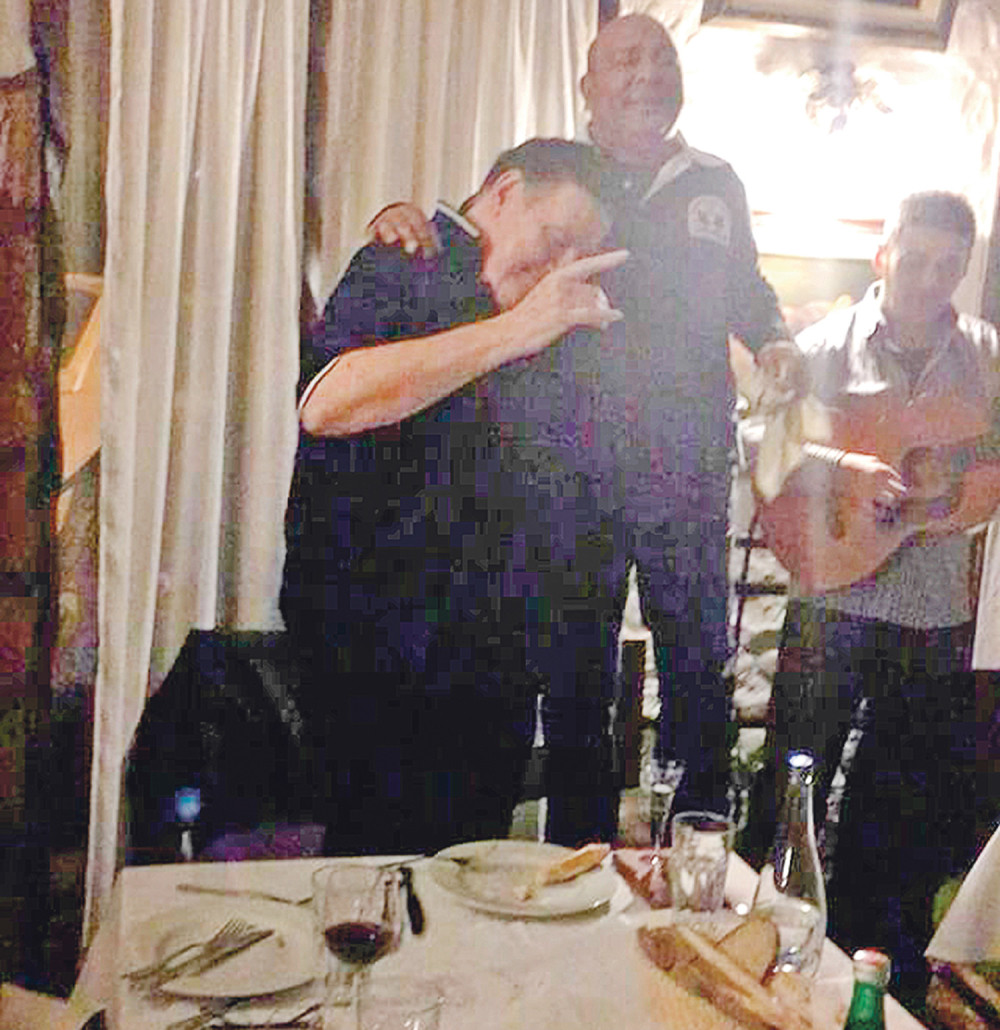 Mrka lomio čaše, Marinko pevao Jeleni na uvce