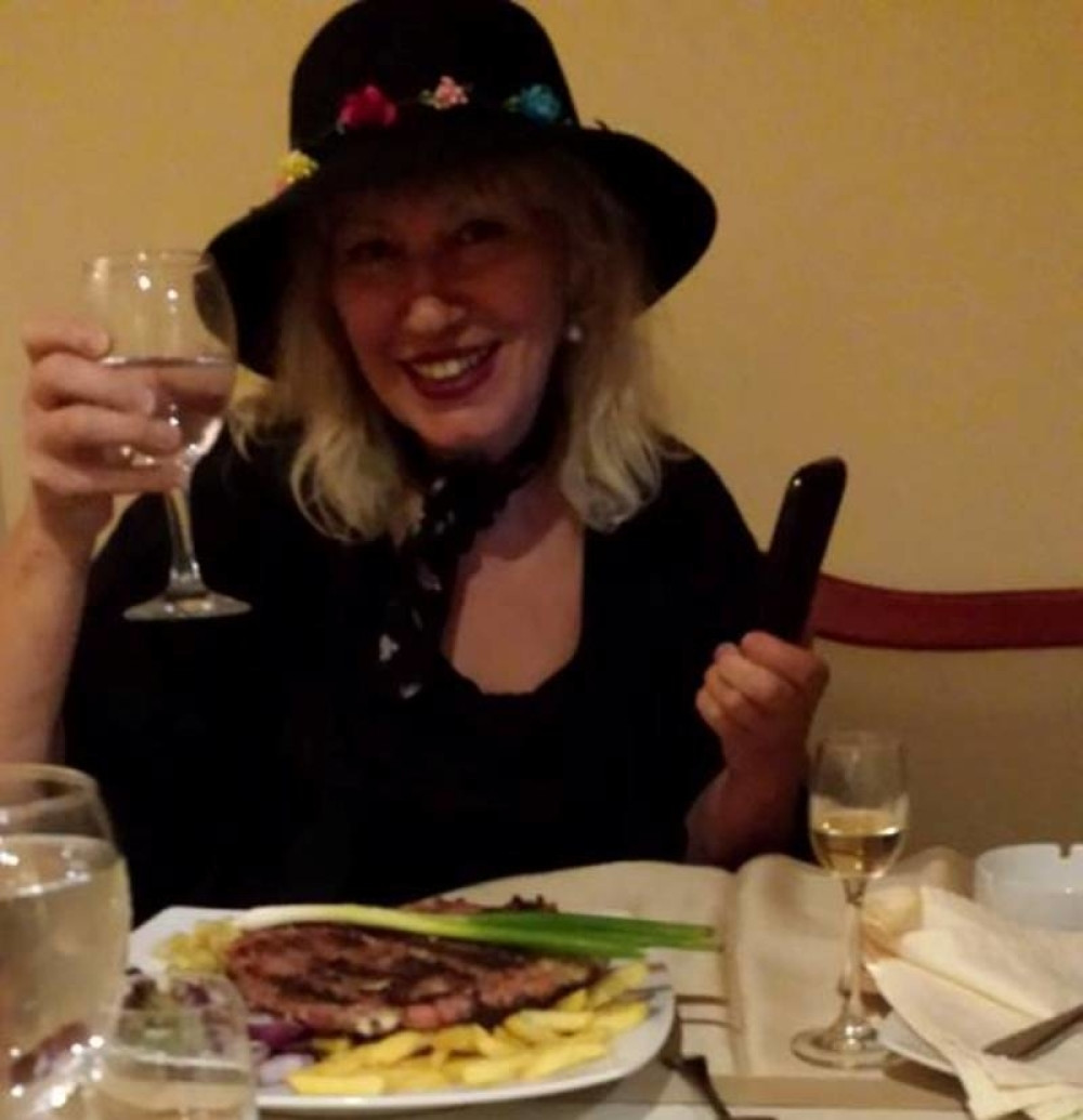 Ovoj pevačici ne trebaju pomoćnice! (VIDEO)