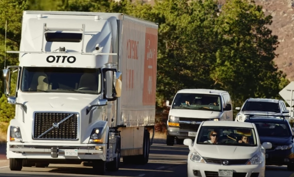 Vozač kamiona gazdi Srbinu smrskao skupoceni automobil od 150.000 dolara!