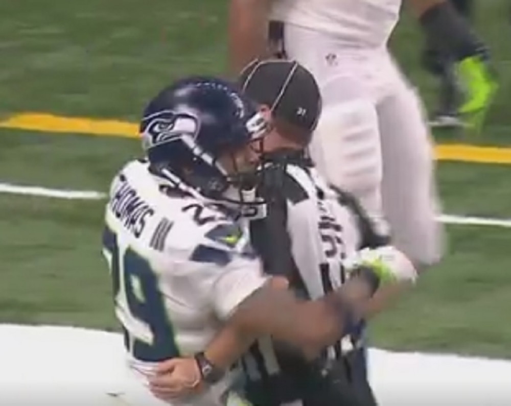 Zagrlio sudiju, pa dobio kaznu (VIDEO)