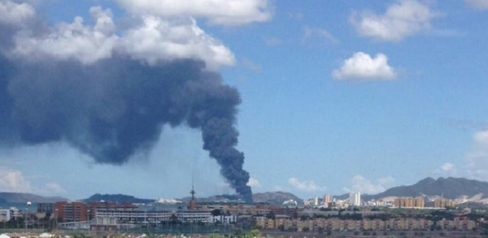 Stravičan požar u rafineriji (FOTO)