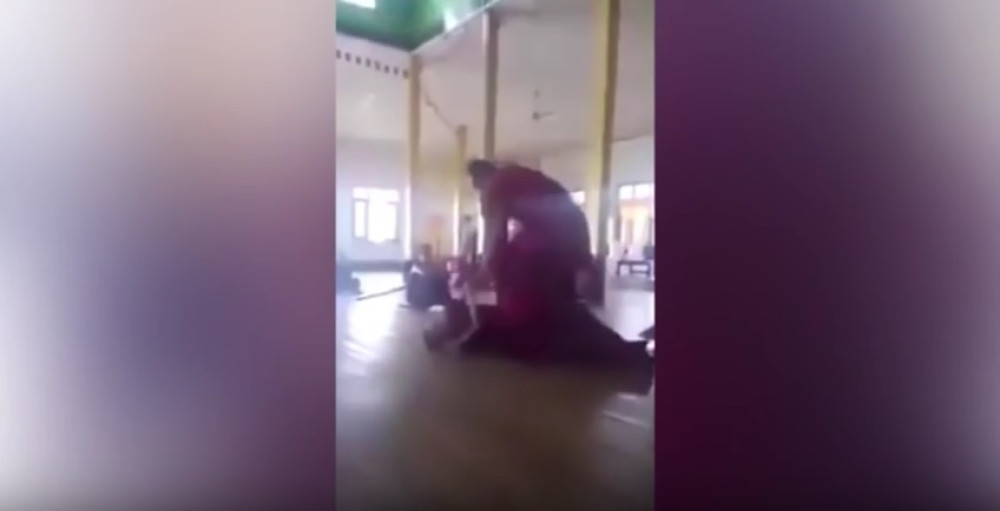 Budistički monah odrao dete od batina (VIDEO)