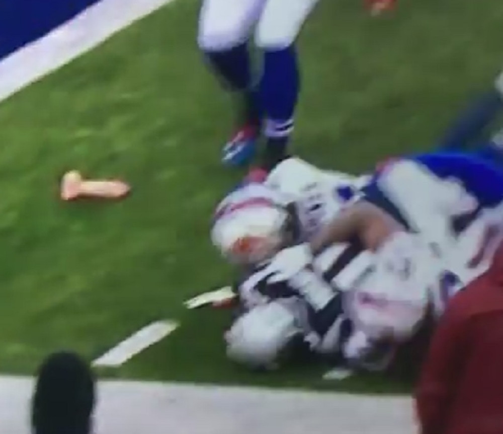 Veštački penis na terenu (VIDEO)