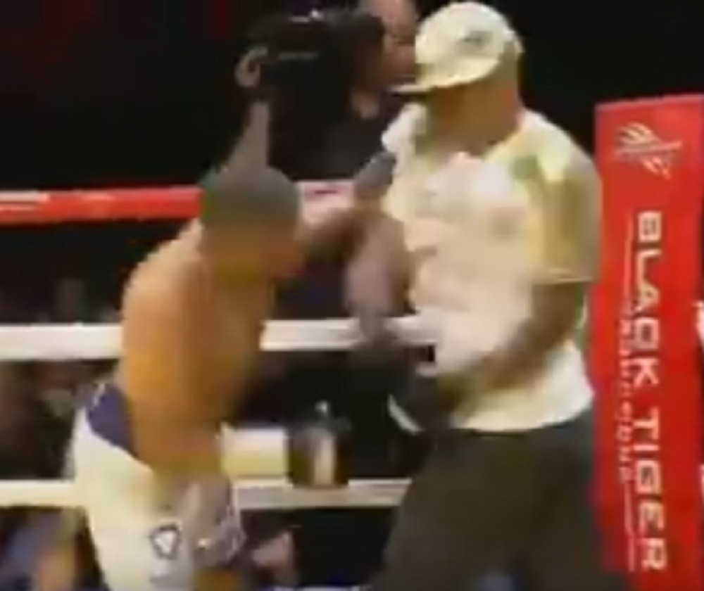 Nokautirao protivnika, pa nasrnuo i na trenera (VIDEO)