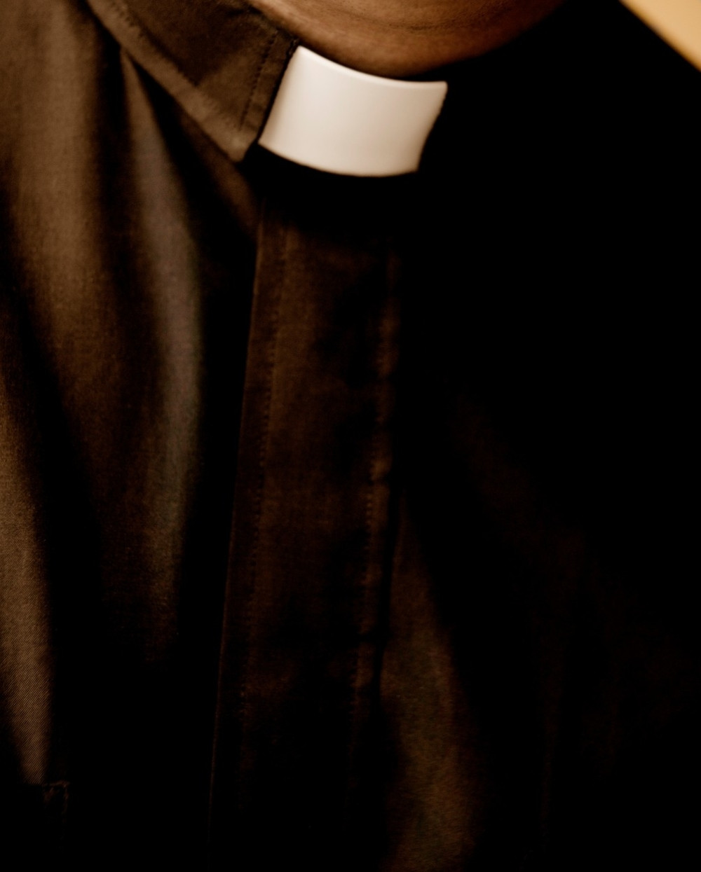 Sveštenik prekinuo krštenje, pa krenuo na dete, tukao ga i urlao na njega! Skandal!