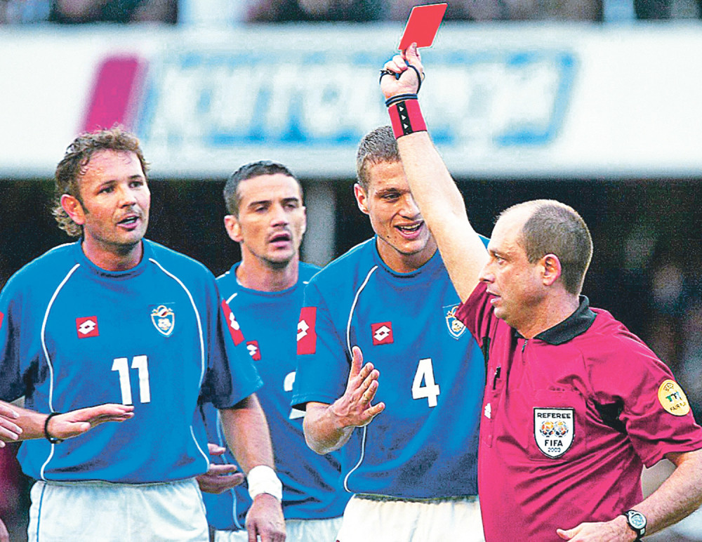 Pola čovek, pola crveni karton!