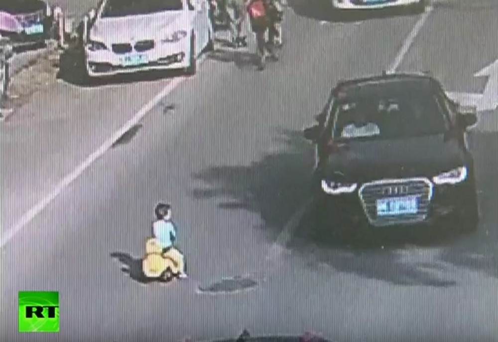 Beba vozi tricikl po auto-putu?! (VIDEO)