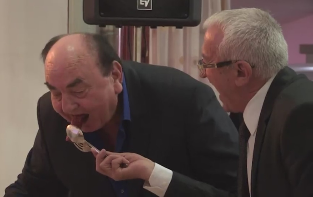 Palma nahranio celu estradu (VIDEO)