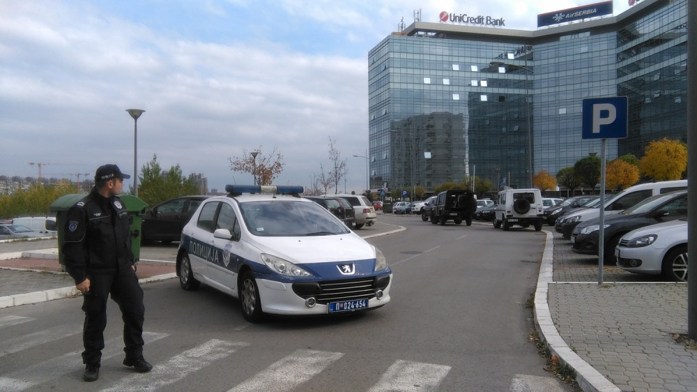 Policija zaustavila penzionerku sa torbicom oko vrata, kada su je otvorili nije im bilo dobro! Odmah su priveli i unuka