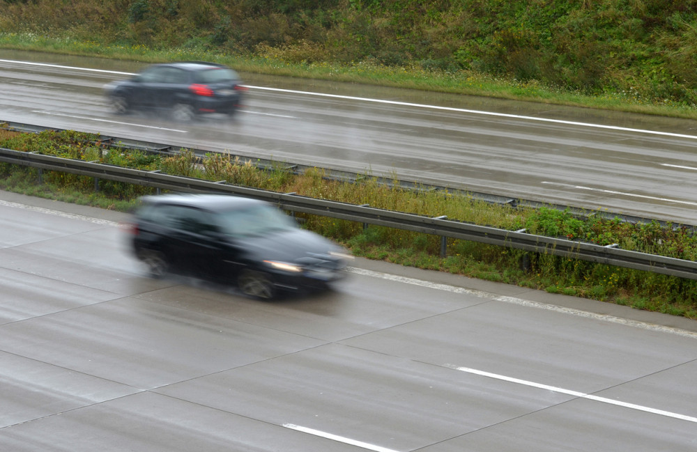Pojačan saobraćaj, pažnja zbog snega i vlaznih kolovoza!