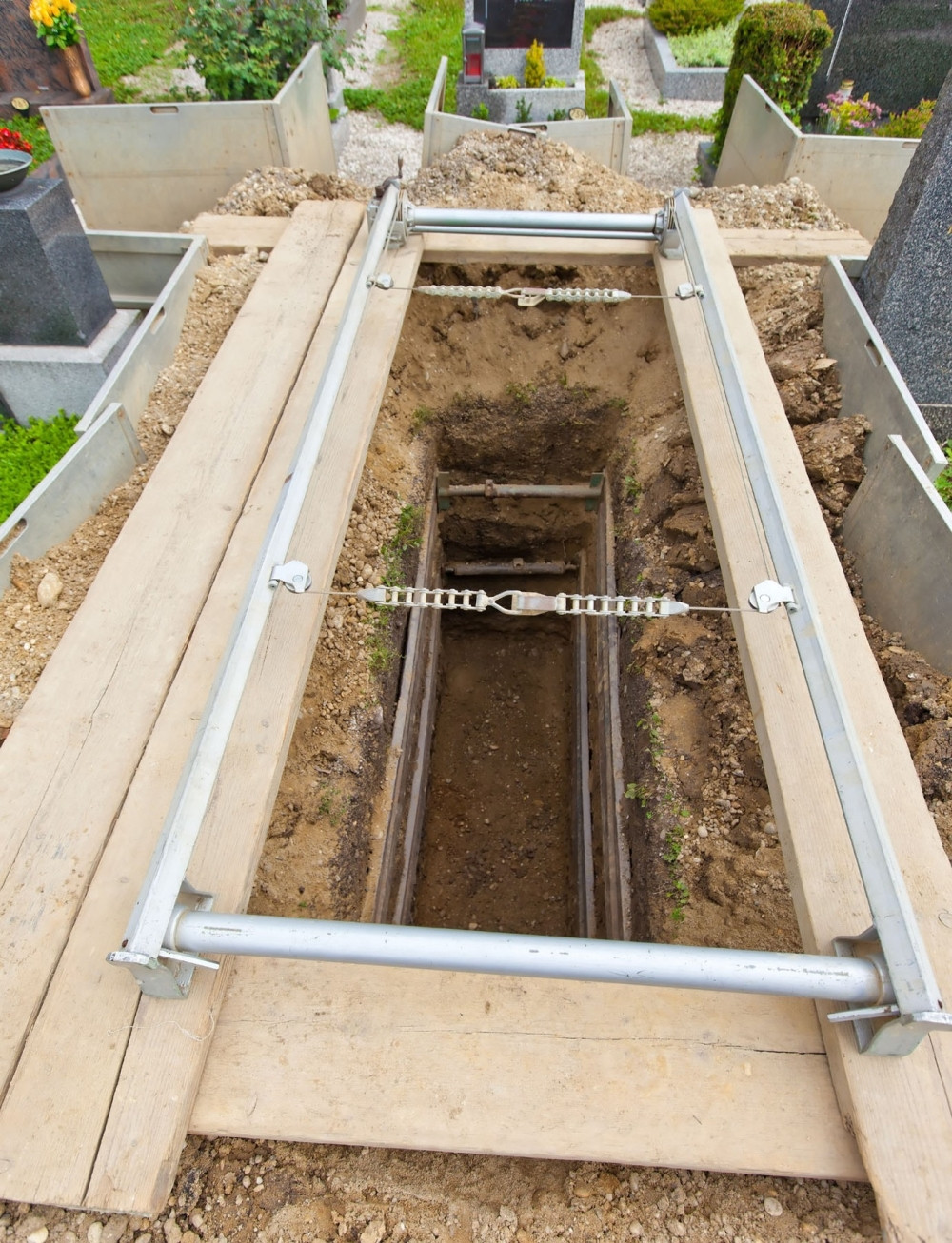 Ubio čoveka, pa pomagao na sahrani!