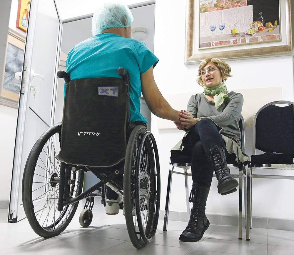 Ugradili mu protezu u penis i vratili ga u život!