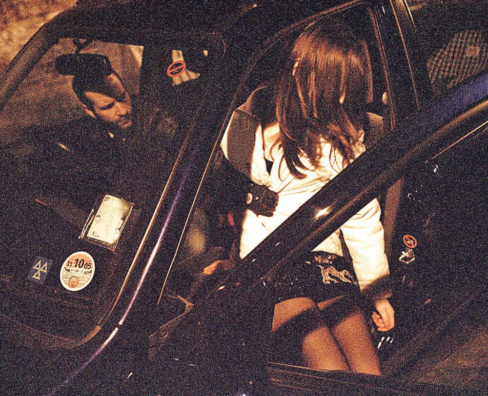 Policajac devojku danima držao u automobilu i silovao