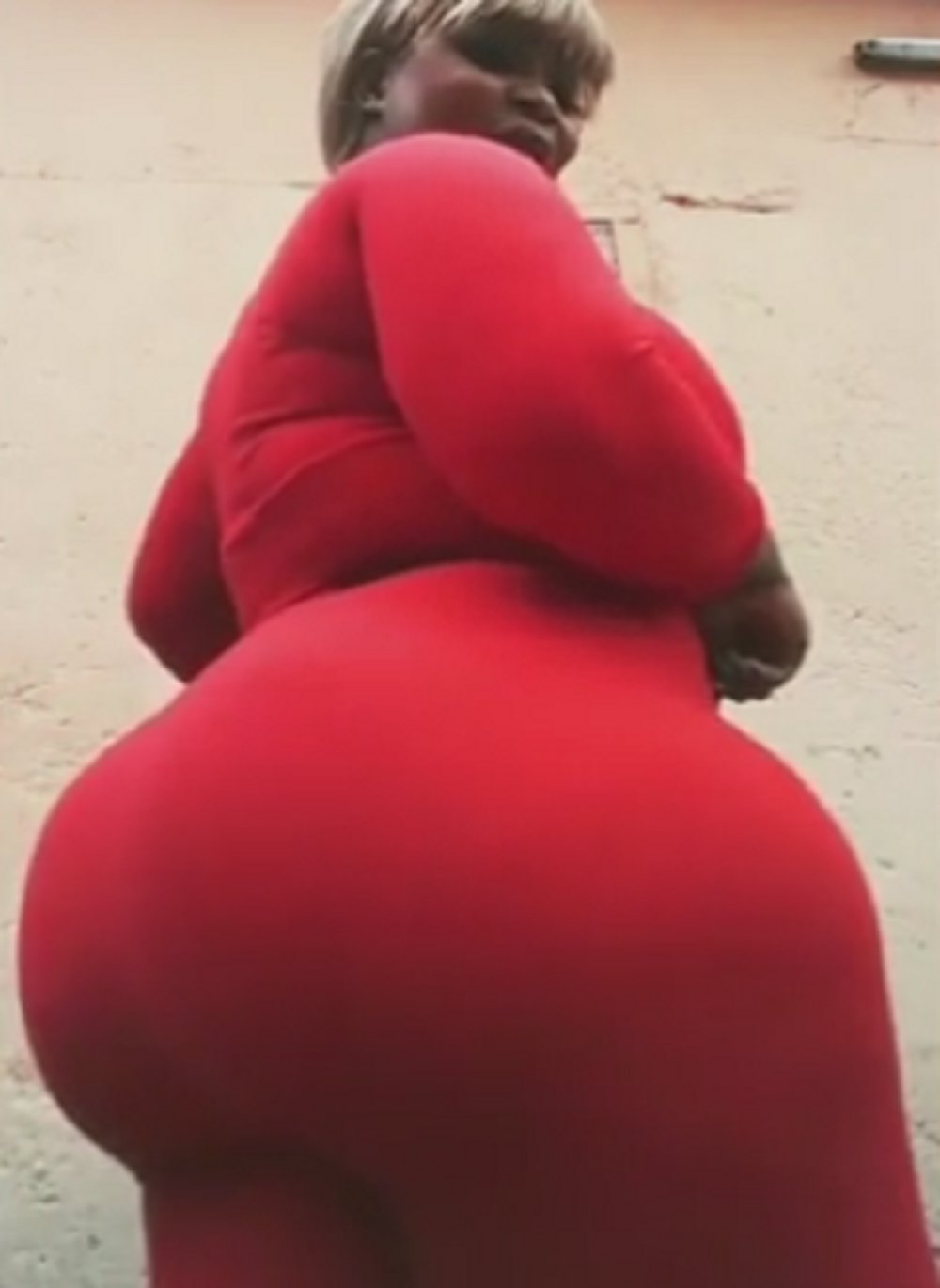 Ona ima veću guzu od Kim Kardašijan! (VIDEO)