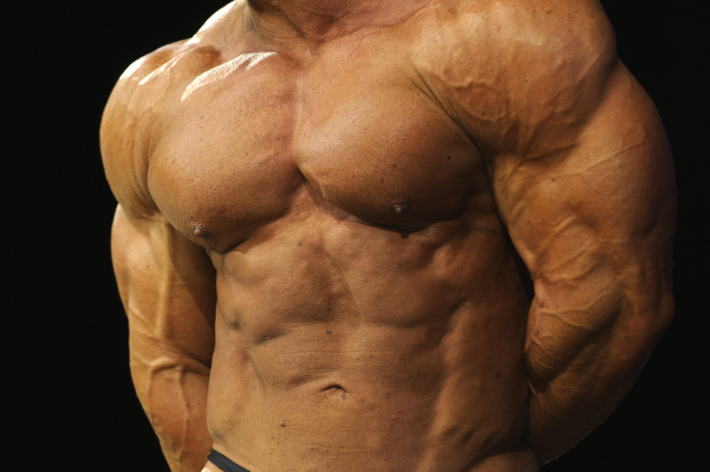 Popularni bodibilder i "jutjuber" ubijen tek što je otpočeo romansu sa devojkom sa interneta! On mrtav, ona bez oka