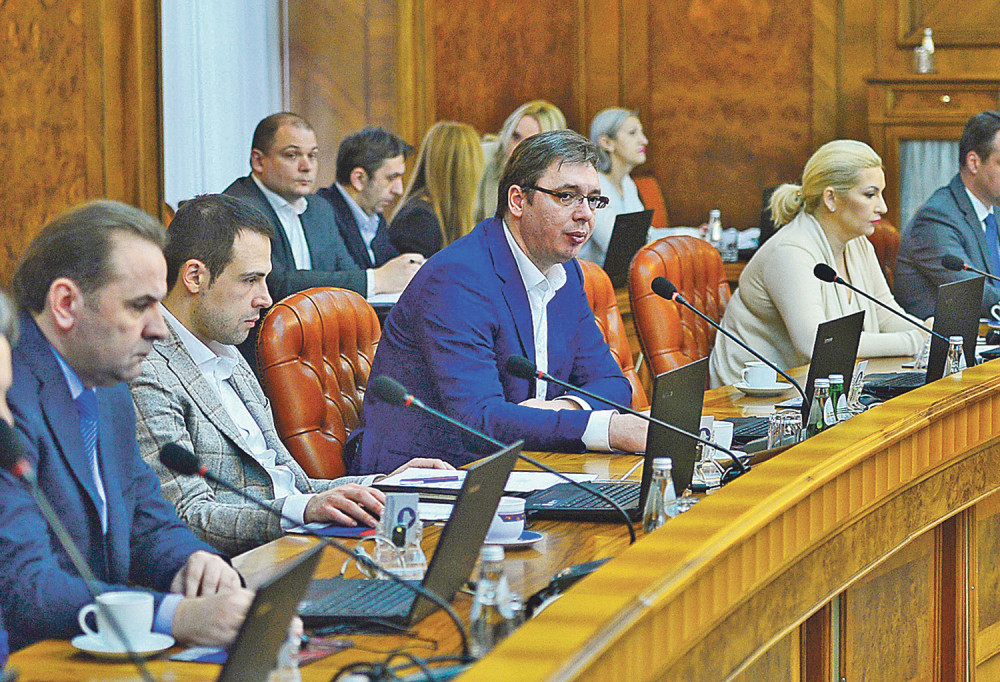 Ministri pokunjeni pred Vučićem!