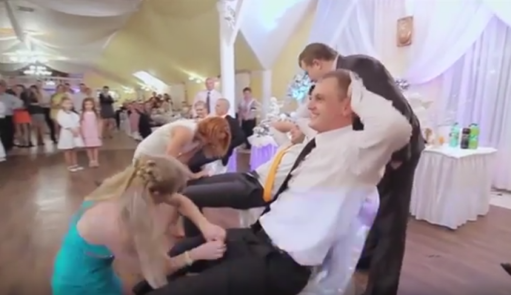 Seksi igra svatova, a sve gledaju deca! (VIDEO)