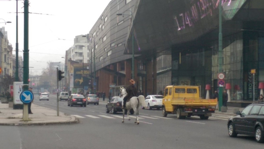 Usamljeni kauboj na belom konju juri po Sarajevu