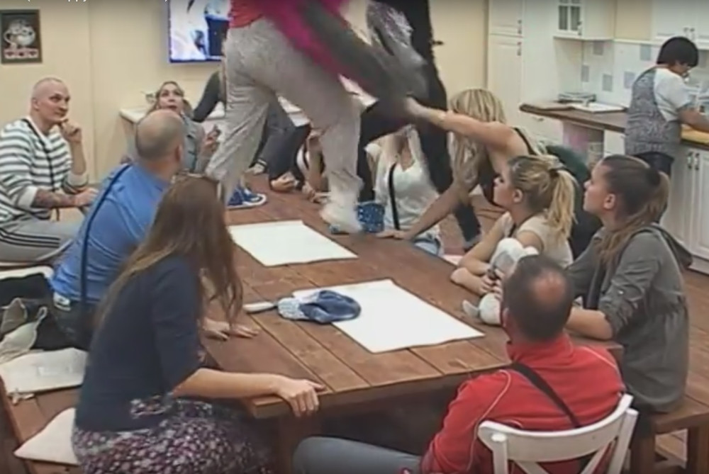 "Snajke" u klinču zbog žu-žua (VIDEO)