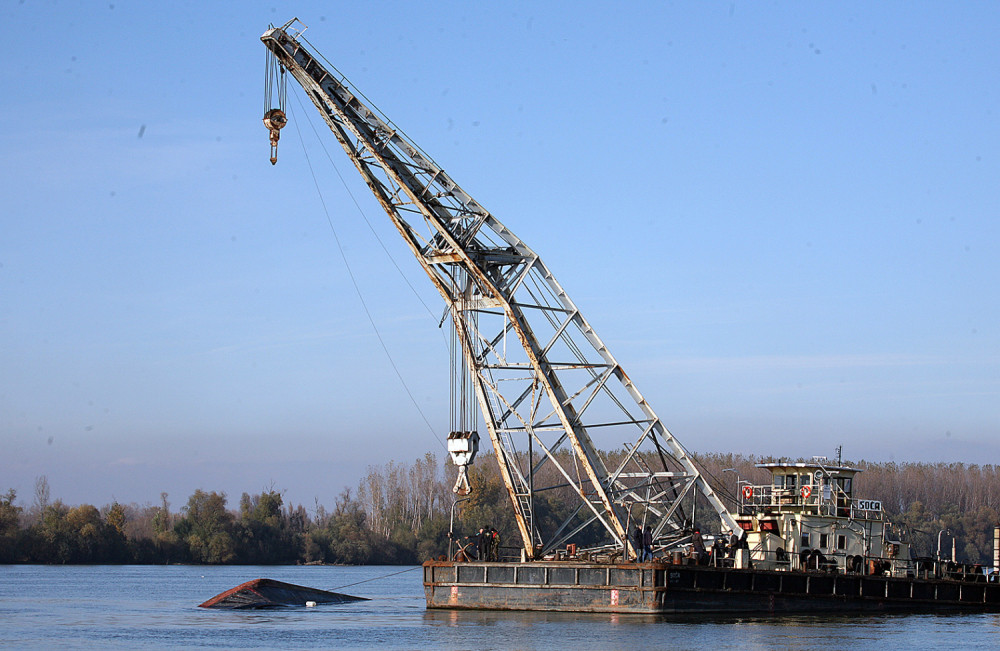 Ronioci bez uspeha tragali za posadom prevrnulog broda
