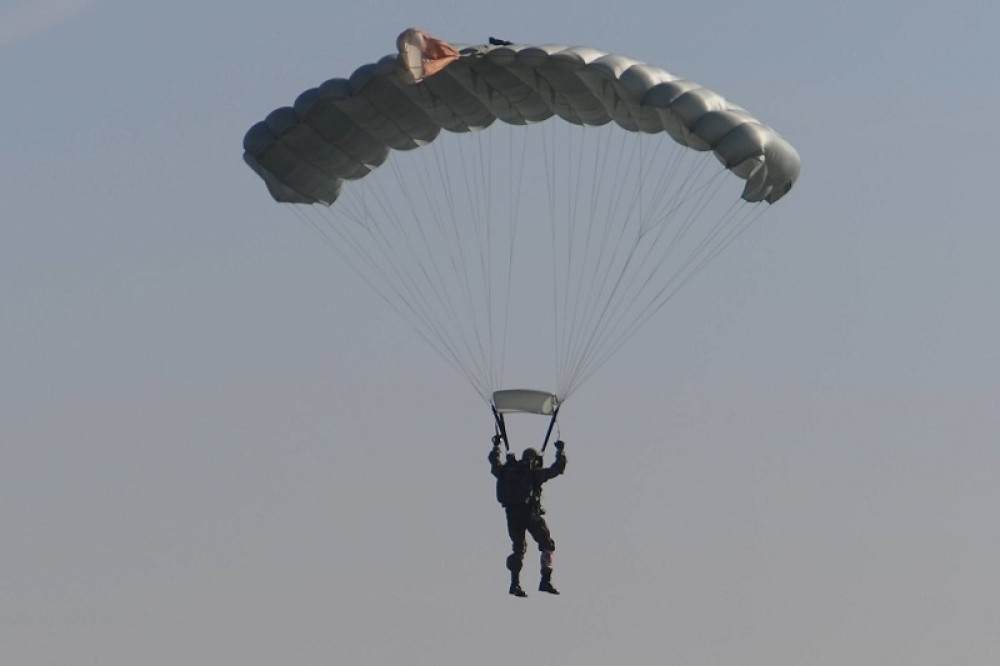 Ruski i srpski padobranci "okupirali" aerodrom (FOTO)