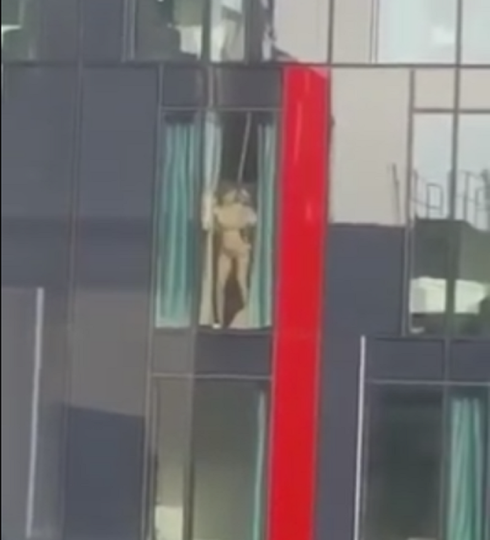 Do`vatili se pored prozora, komšije snimile celu akciju! (VIDEO)