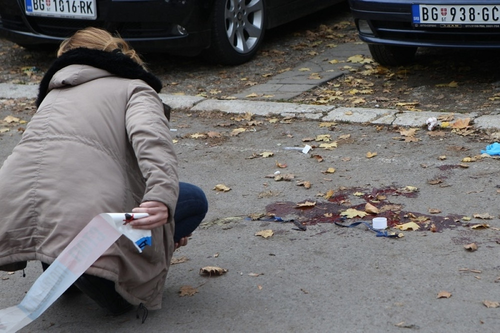 Pucali na čoveka pred decom