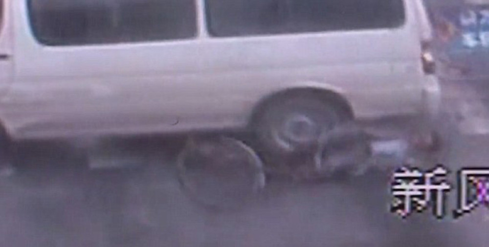 Kombijem mu prešla preko glave, a on preživeo! (UZNEMIRUJUĆI VIDEO)