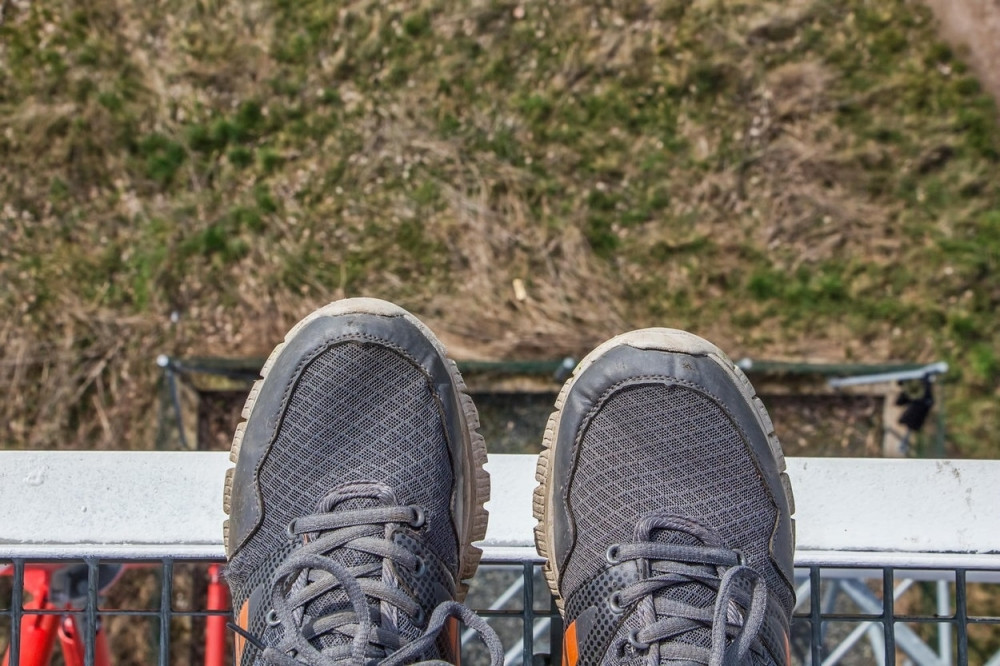 Muškarac SKOČIO SA ZGRADE u Resniku!