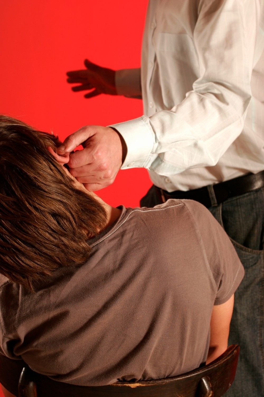 Tukao sina (13) metlom zbog loših ocena