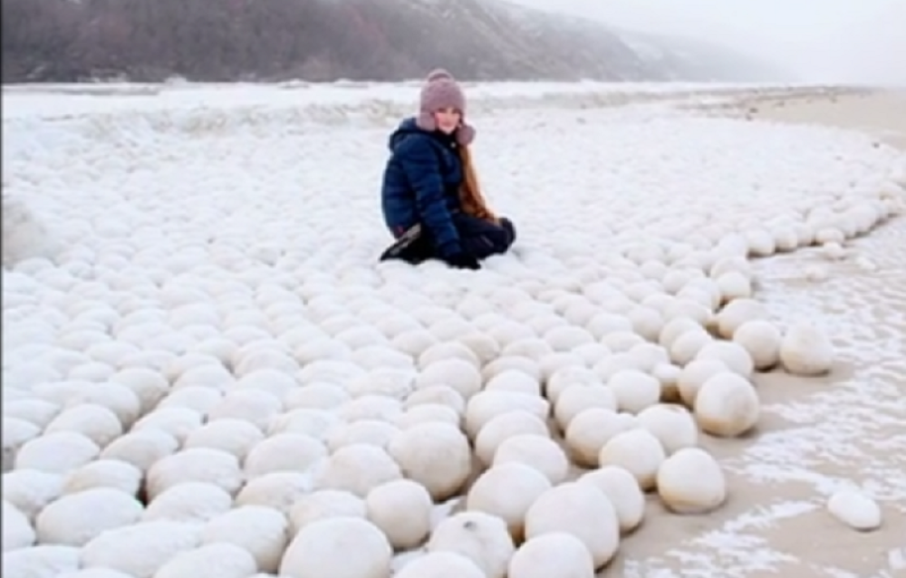 Misteriozne kugle od snega zaposele obalu! (VIDEO)