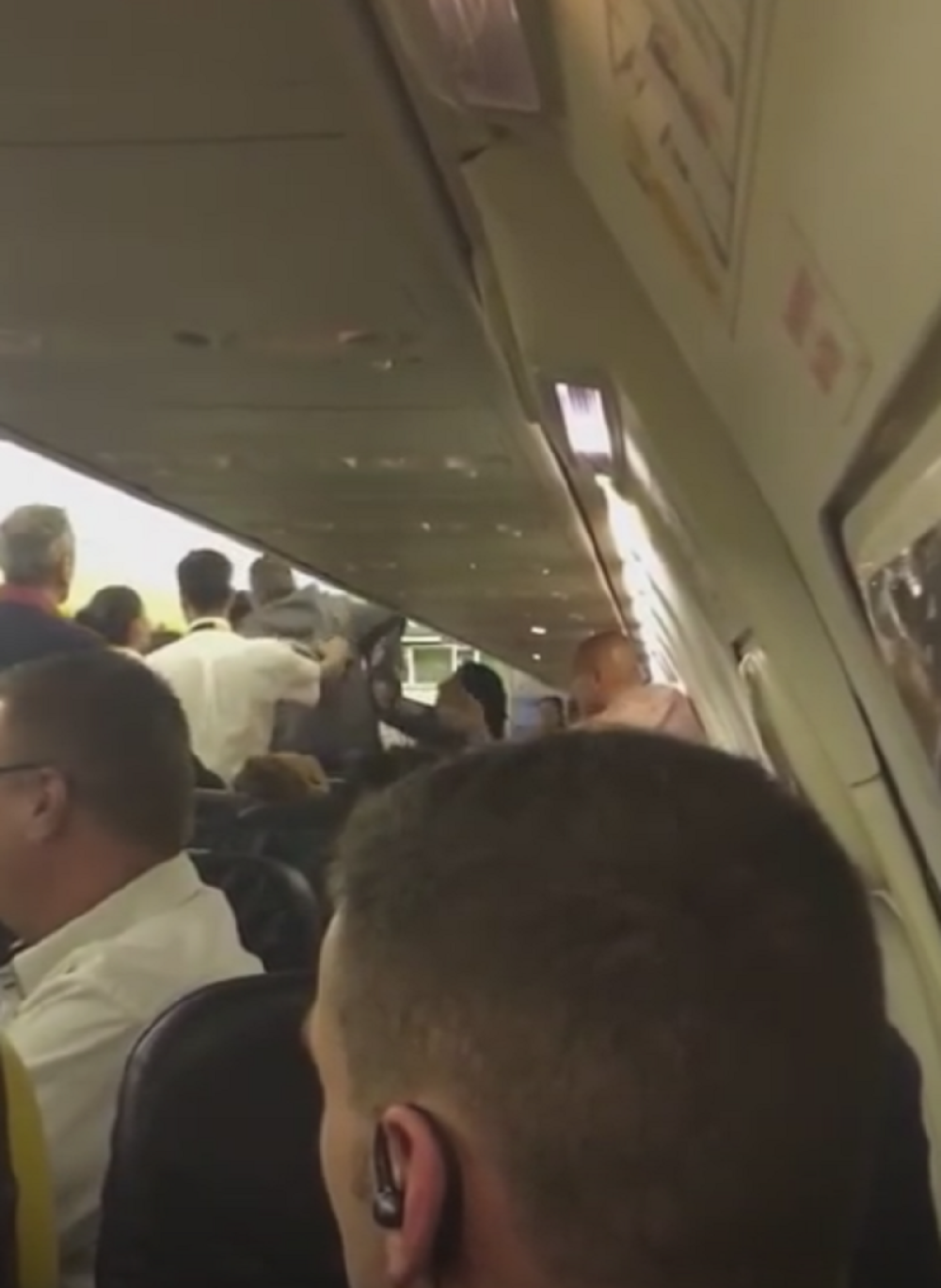 Pogledajte tuču putnika koja je prizemljila avion! (VIDEO)