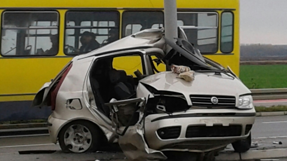 Zakucao se u stub, na mestu mrtav (FOTO)