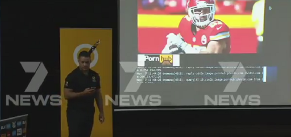 Pustio đacima pornić! (VIDEO)