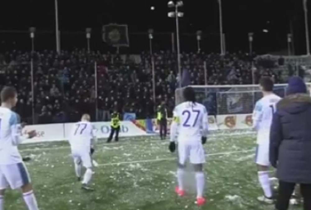 Grudvanje fudbalera i navijača u Švedskoj (VIDEO)