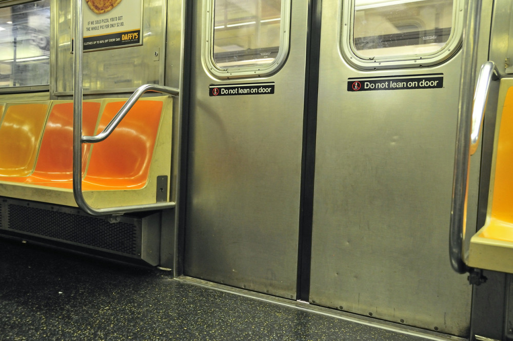 Žena gurnula drugu ženu pod voz!