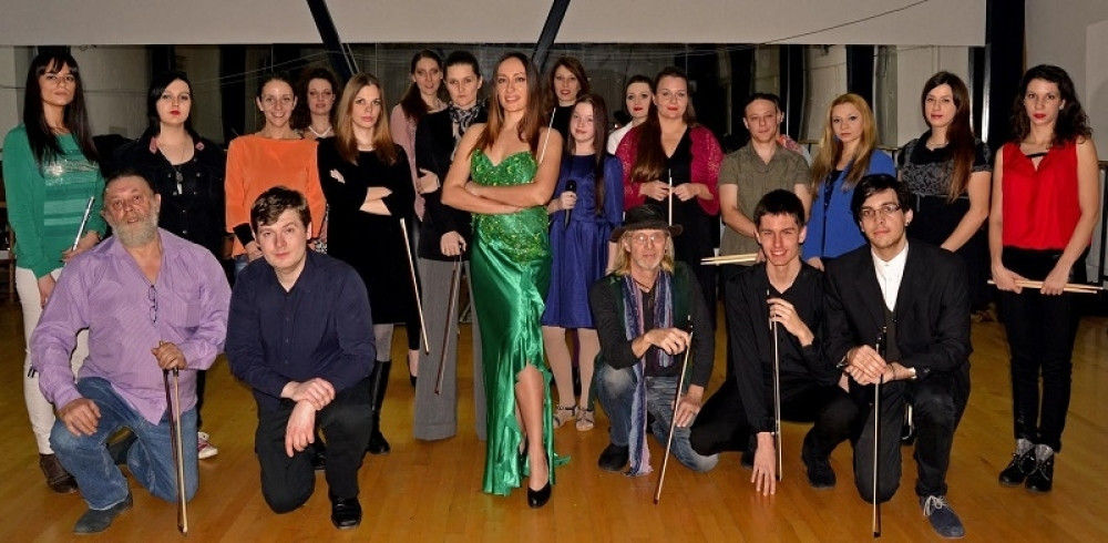 "Sorabi" izvodi orkestar na binu! (FOTO+VIDEO)