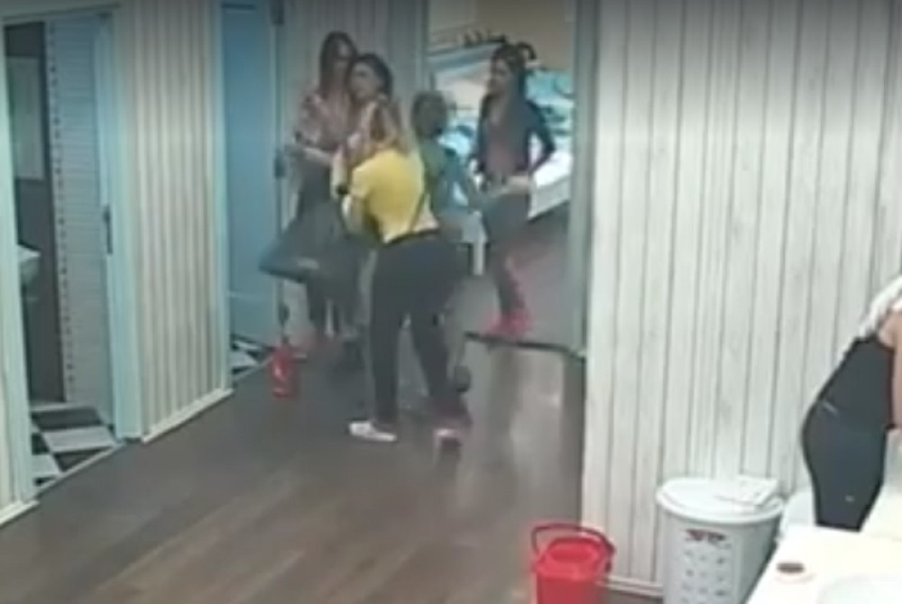 Snajke se ponovo potukle (VIDEO)