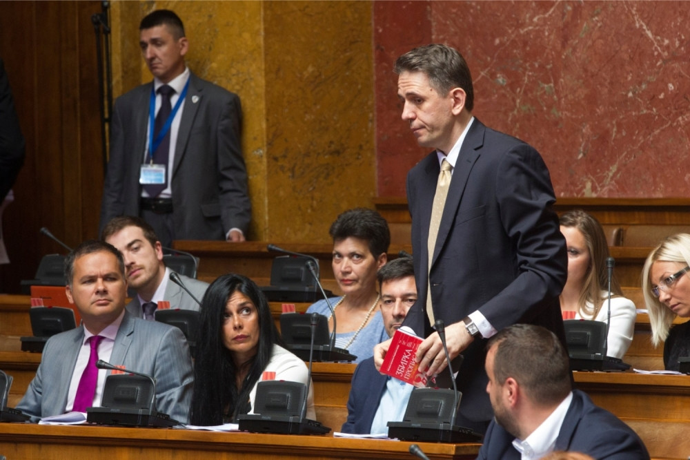 Šarović brani Radulovića od naprednjaka