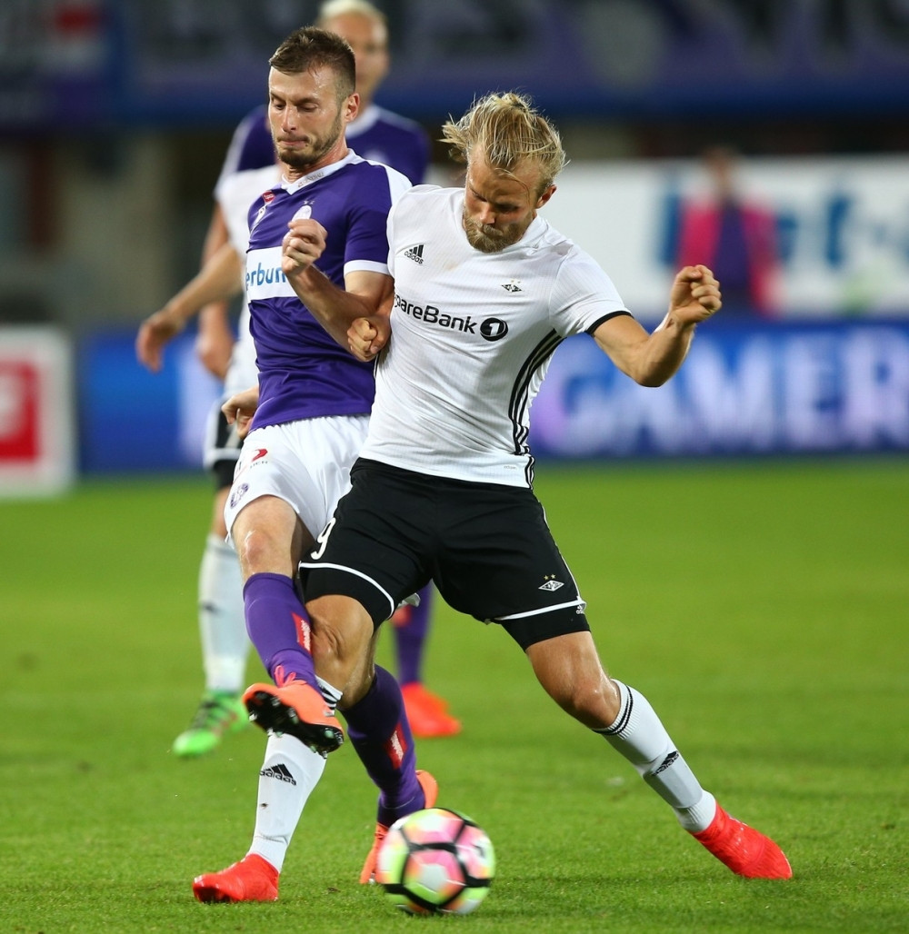 Danski fudbaler natakao pehar na polni organ (FOTO)