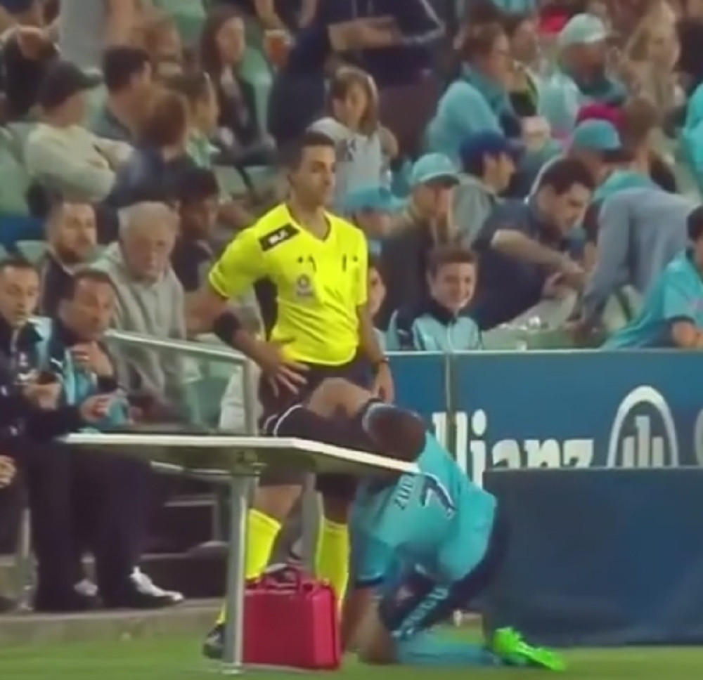 Fudbaler se zakucao u sto kraj aut-linije (VIDEO)