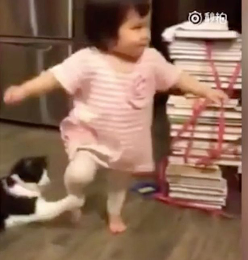 Mačka namerno saplela bebu (VIDEO)