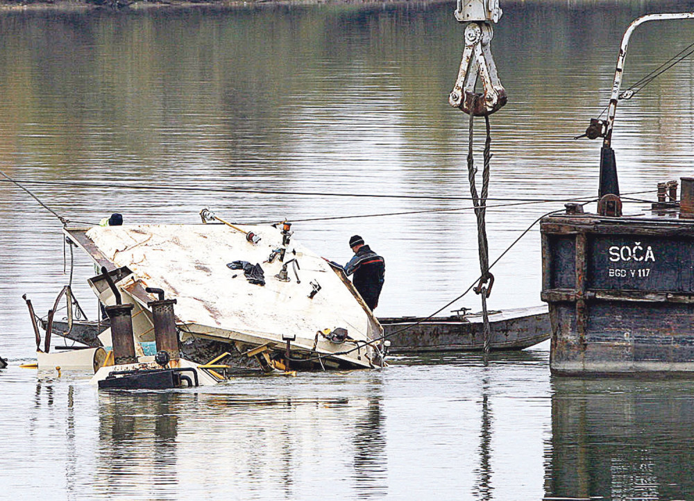 Brod prevrnut, od zapovednika ni traga!