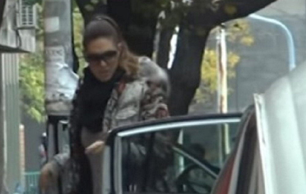 Voditeljka zarobljena u kolima zbog tuče!